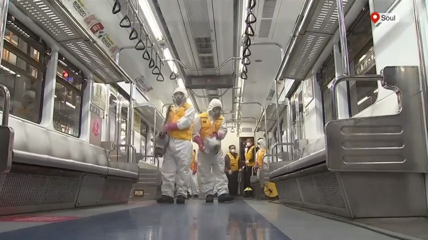 Video: Tak probíhá očista metra v zemi, kde strmě roste počet nakažených